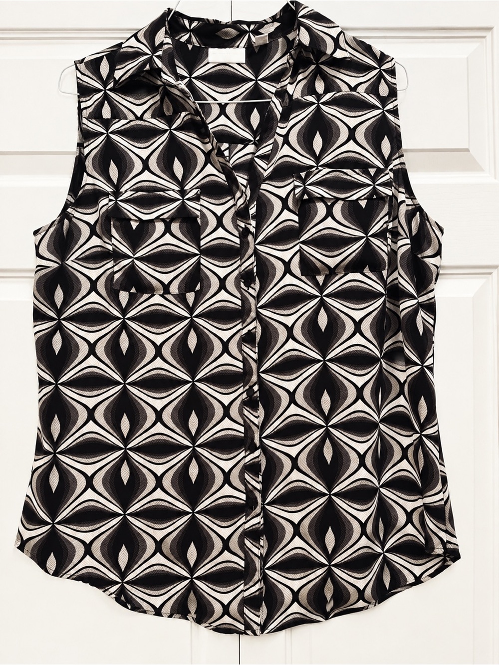 New York & Company Black and White Geometric Sleeveless Blouse